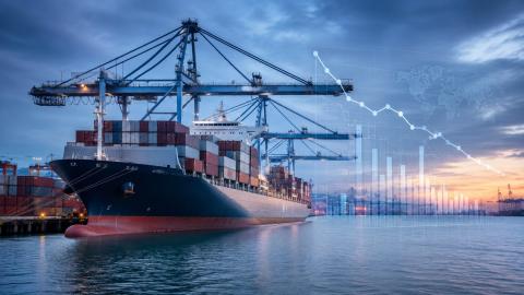 Снижение мирового индекса контейнерных ставок Drewry Контейнеровоз в море на фоне снижения индекса Drewry до 4 547 долларов за 40-футовый контейнер