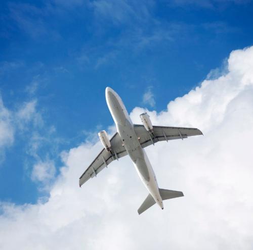 Mahan Air возобновила прямые рейсы Тегеран — Москва Пассажирский самолет в небе — возобновление прямых авиарейсов Mahan Air между Тегераном и Москвой